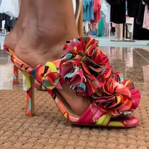 NWT Gianni Bini Hardaway Abstract Printed Ruffle Slide Sandal Heels, Size 8